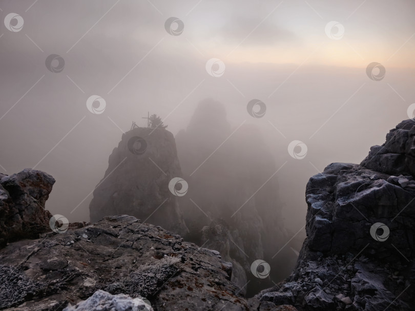 Скачать Призрачные горы, скалы в густом тумане. фотосток Ozero