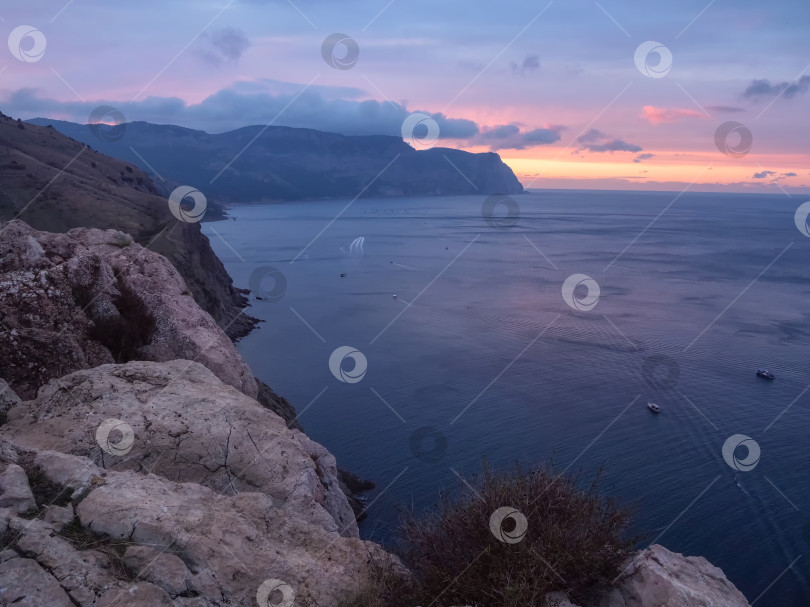 Скачать Восход солнца на побережье Крыма, мыс Фиолент фотосток Ozero