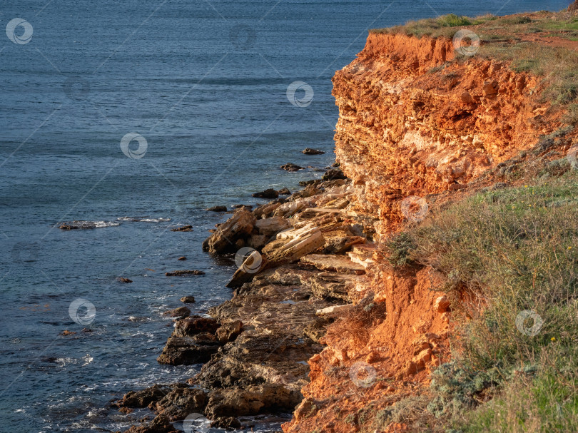 Скачать Черное море, обрывистый берег, осыпающаяся скала. фотосток Ozero