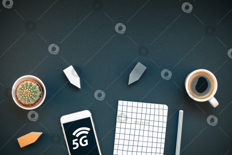 Скачать Рабочий стол со смартфоном 5G и кофейной чашкой фотосток Ozero