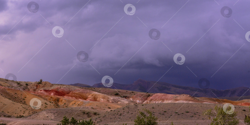 Скачать Марсианские горы перед грозой фотосток Ozero