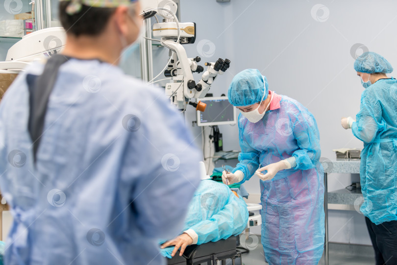 Скачать врачи провели хирургическую операцию фотосток Ozero