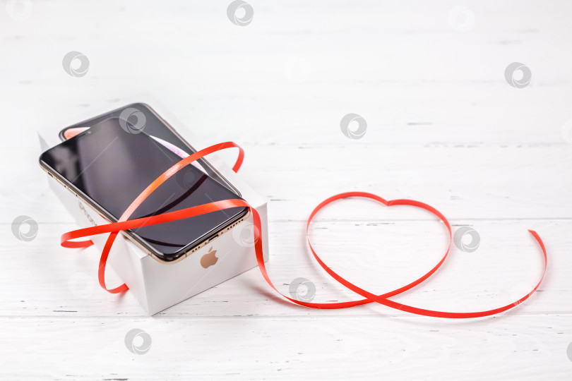 Скачать Коробка Apple iPhone XS и красное сердечко на День Святого Валентина фотосток Ozero