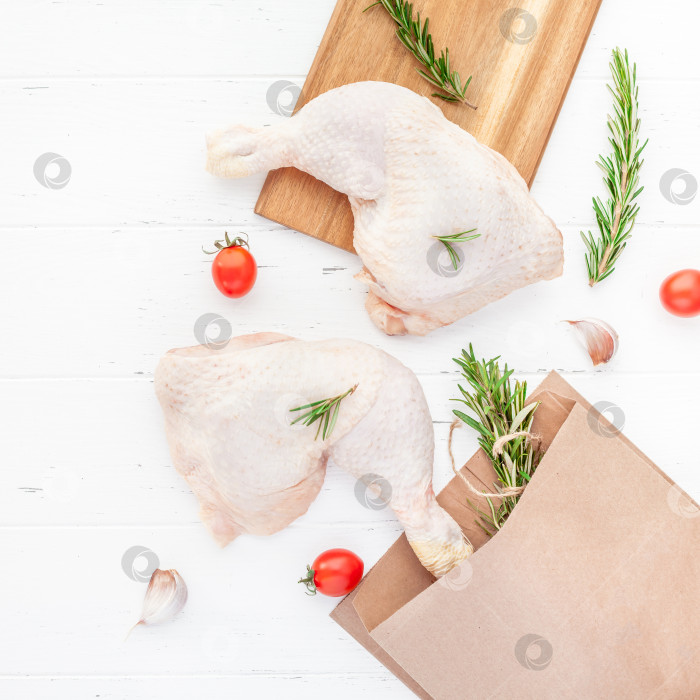 Скачать Свежие куриные ножки с зеленью. Концепция приготовления фотосток Ozero