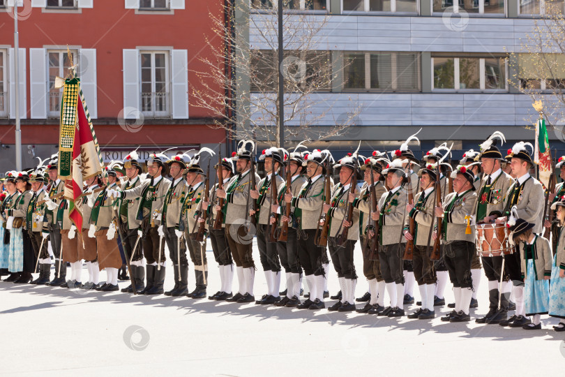 Скачать ИНСБРУК, АВСТРИЯ - 21 апреля 2012 года: Люди в традиционных тирольских нарядах на мероприятии в центре Инсбрука фотосток Ozero