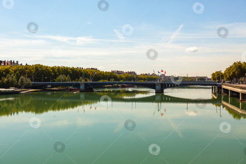 Скачать Городской пейзаж Лиона, Франция, с отражениями в воде фотосток Ozero