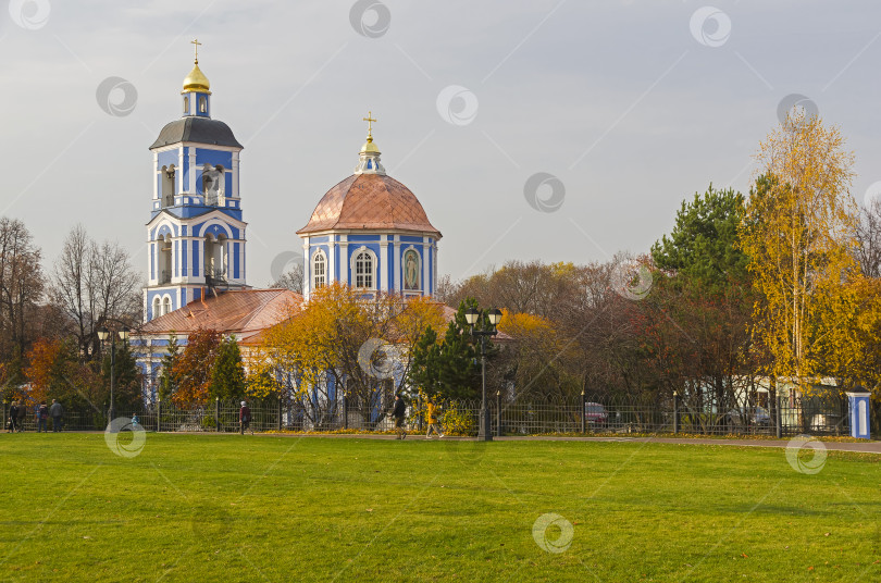 Скачать Православная церковь в осеннем парке. фотосток Ozero