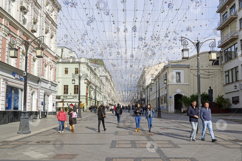 Скачать Пешеходная улица в центре Москвы, Россия. фотосток Ozero