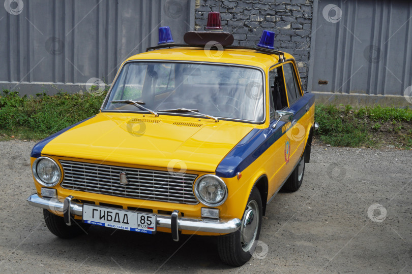 Скачать Старинный российский желтый автомобиль дорожной полиции фотосток Ozero