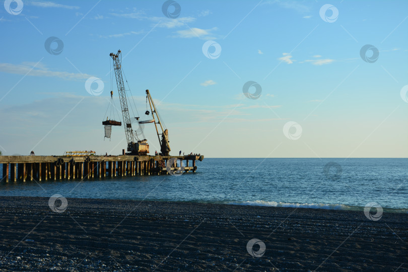 Скачать Морской порт на берегу Черного моря фотосток Ozero