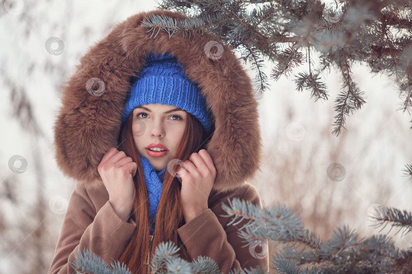 Скачать Девочка-подросток зимой. фотосток Ozero