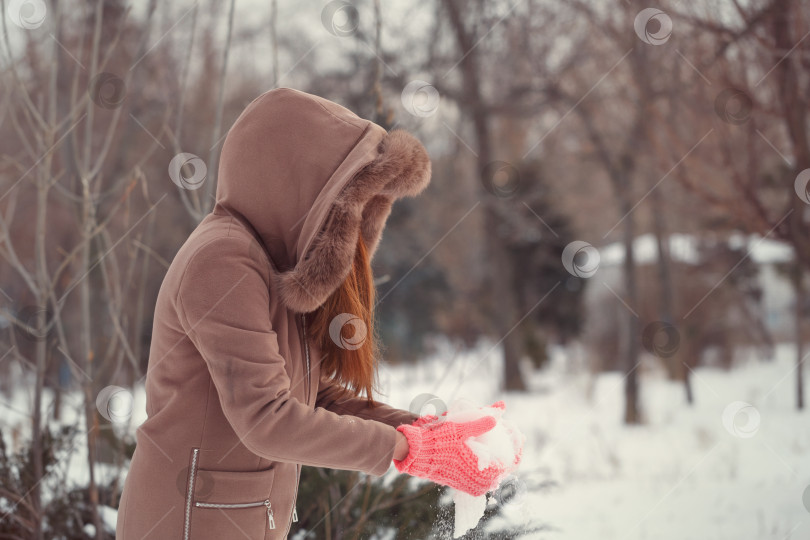 Скачать Девочка-подросток зимой. фотосток Ozero