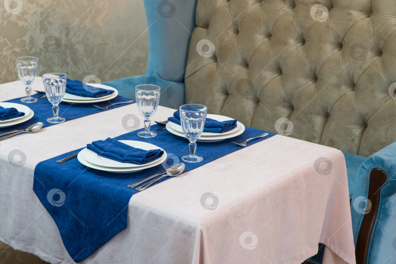 Скачать сервированный стол в ресторане фотосток Ozero