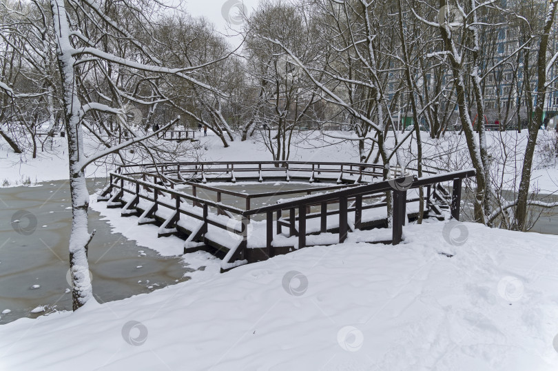 Скачать Недавно замерзший городской пруд. фотосток Ozero