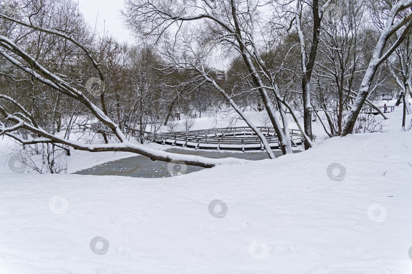 Скачать Недавно замерзший городской пруд. фотосток Ozero