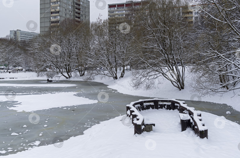 Скачать Недавно замерзший городской пруд. фотосток Ozero