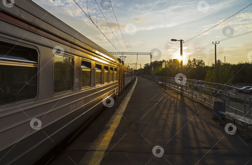 Скачать Пригородный электропоезд на перроне вокзала. фотосток Ozero