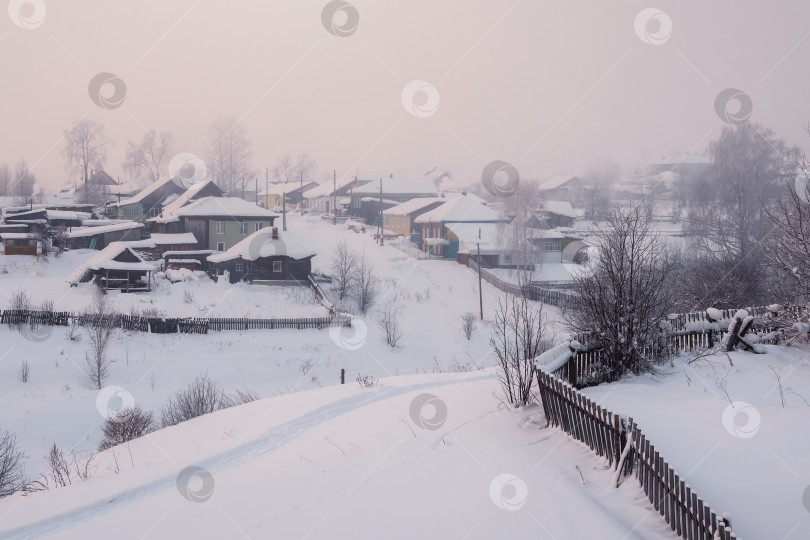 Скачать Холодная зима. Улица в деревне Чердынь, Россия. фотосток Ozero