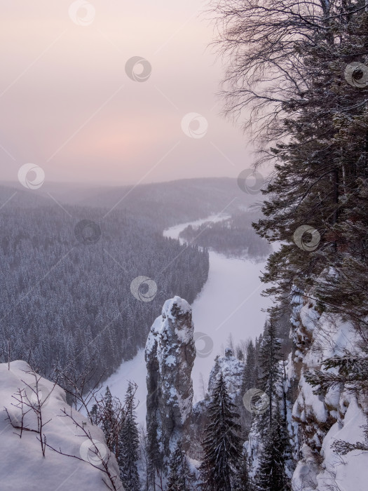 Скачать Прекрасный зимний вид на реку с вершины скалы, Россия, Урал. фотосток Ozero