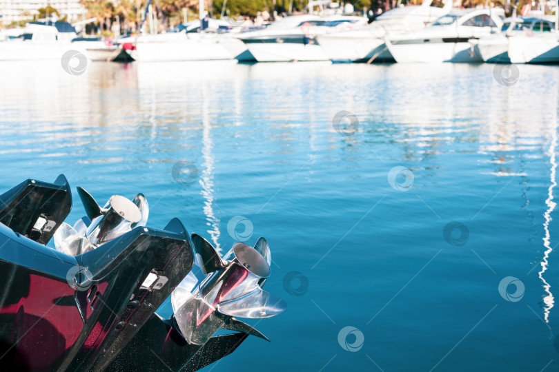 Скачать Два винта моторной лодки на фоне морской воды фотосток Ozero