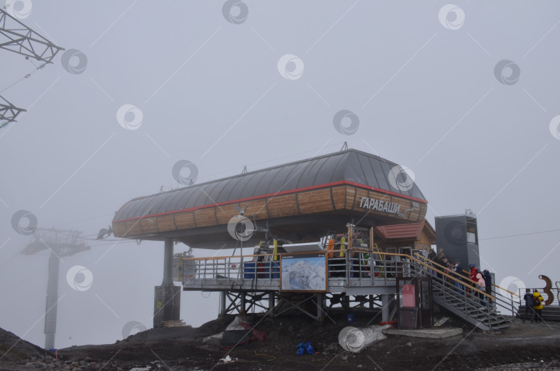 Скачать Эльбрус, Кабардино-Балкария, Россия – 07.02.2024: Верхняя станция Гарабаши гондольной канатной дороги горы Эльбрус главного Кавказского хребта на высоте 3847 метров, Кабардино-Балкарская Республика фотосток Ozero