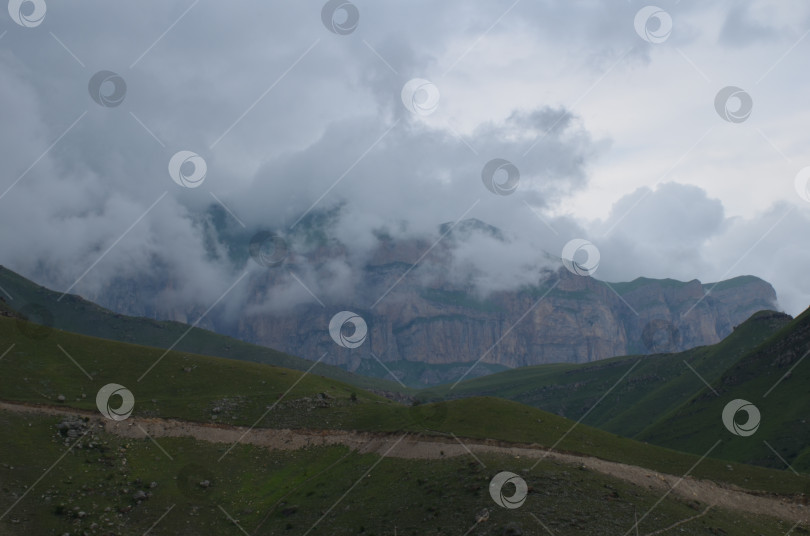 Скачать Вид на горы и холмы, окружающие озеро Гижгит (Былымское) фотосток Ozero