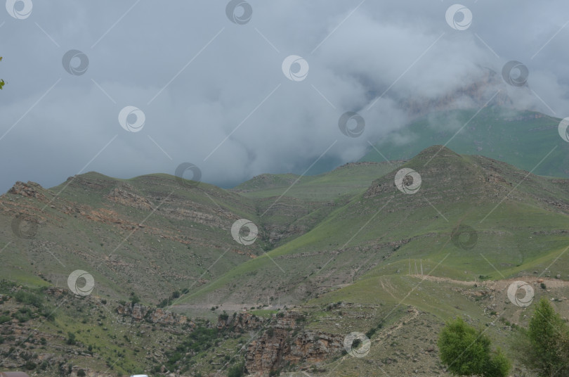 Скачать Вид на горы и холмы, окружающие озеро Гижгит (Былымское) фотосток Ozero