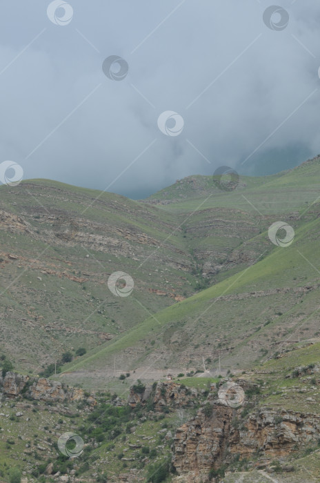 Скачать Вид на горы и холмы, окружающие озеро Гижгит (Былымское) фотосток Ozero