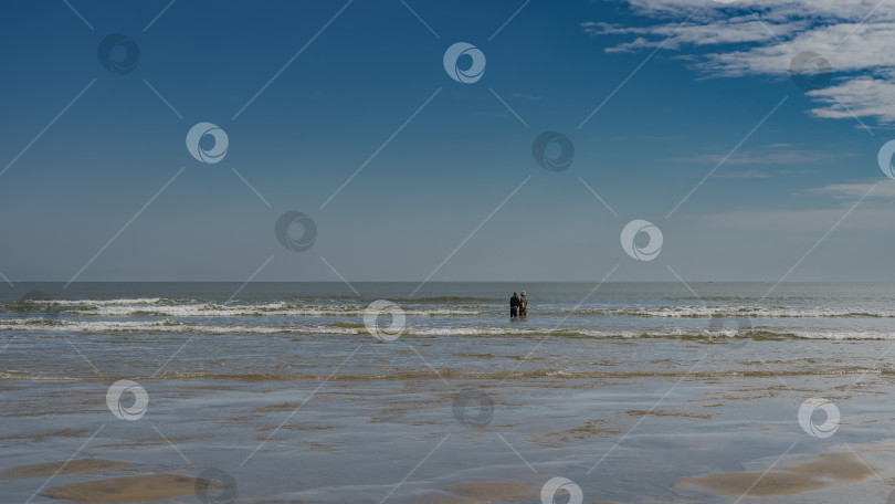 Скачать Отлив в океане. Лужицы воды на обнажившемся песке. фотосток Ozero