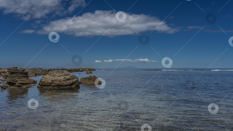 Скачать Отлив в океане. Обнажились живописные скалистые валуны. фотосток Ozero