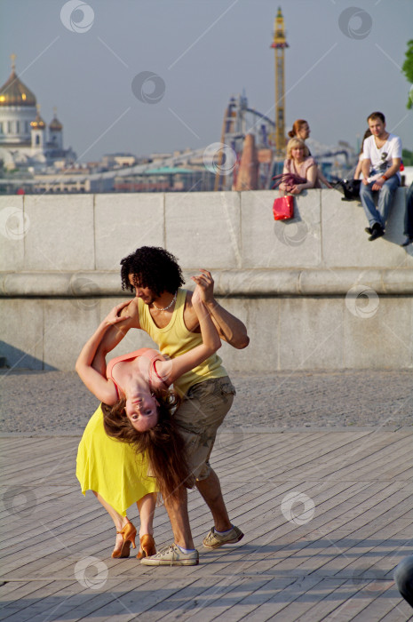 Скачать Танцы на набережной. Москва. фотосток Ozero