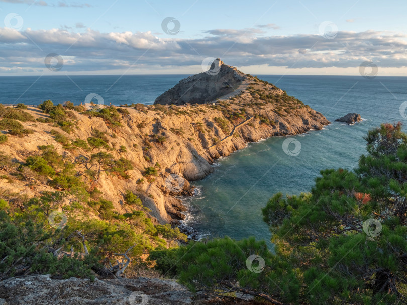 Скачать Прибрежный пейзаж в Крыму на берегу Черного моря. фотосток Ozero