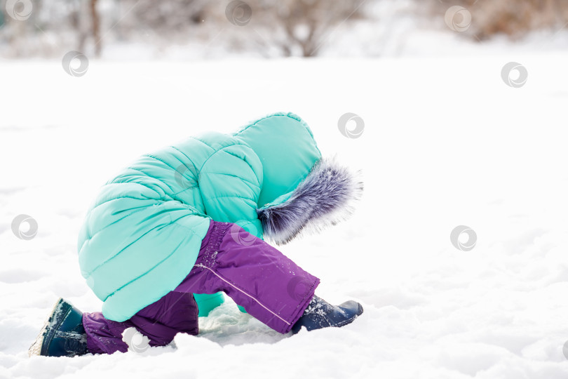 Скачать Маленькая девочка зимой. фотосток Ozero
