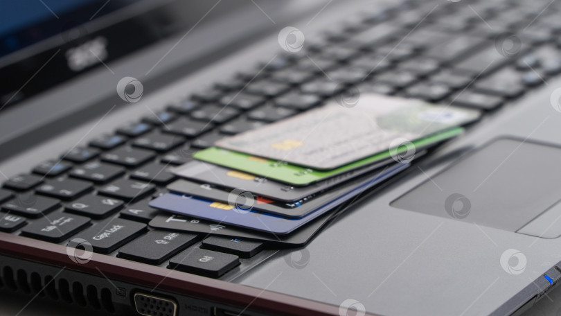 Скачать Кредитные карты на ноутбуке фотосток Ozero