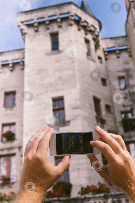 Скачать Турист фотографирует Периге, Франция фотосток Ozero