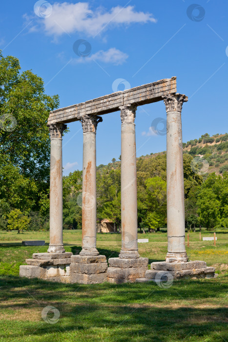 Скачать Древнеримский храм в Ризе, Франция фотосток Ozero