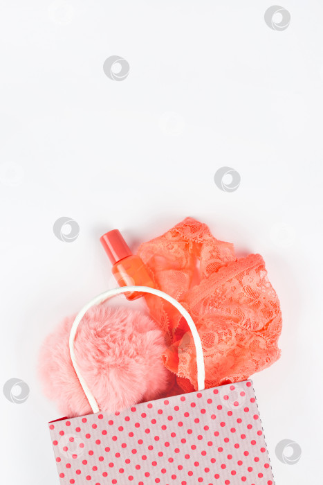 Скачать Коралловое белье в хозяйственной сумке на белом фоне фотосток Ozero