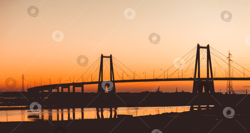 Скачать Силуэт подвесного бетонного моста на фоне заката фотосток Ozero