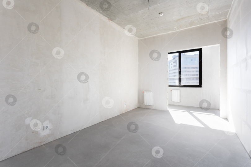 Скачать interior of the apartment without decoration in gray colors. rough finish фотосток Ozero