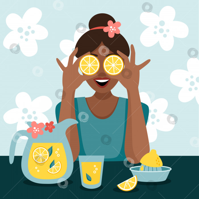 Скачать Женщина готовит лимонад. Счастливая девушка с лимонами. Здоровая пища и образ жизни. фотосток Ozero