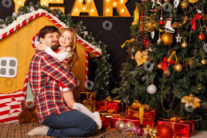 Скачать Семейное Рождество. Отец и дочь фотосток Ozero