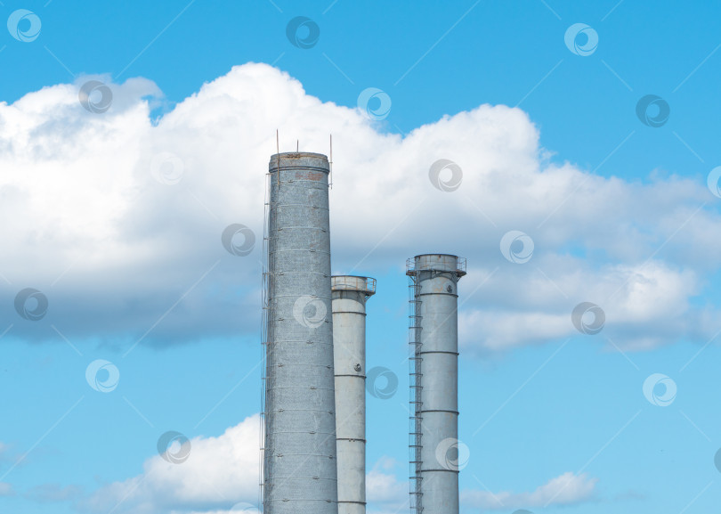Скачать промышленные трубы на фоне неба фотосток Ozero