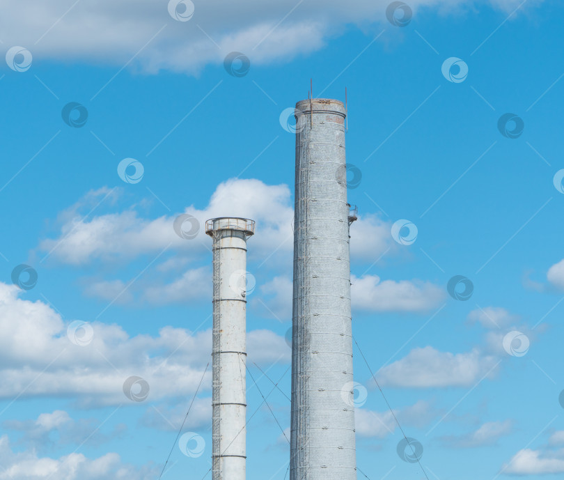 Скачать промышленные трубы на фоне неба фотосток Ozero