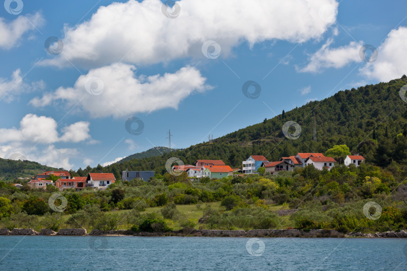 Скачать Хорватское побережье с видом на деревню с моря фотосток Ozero