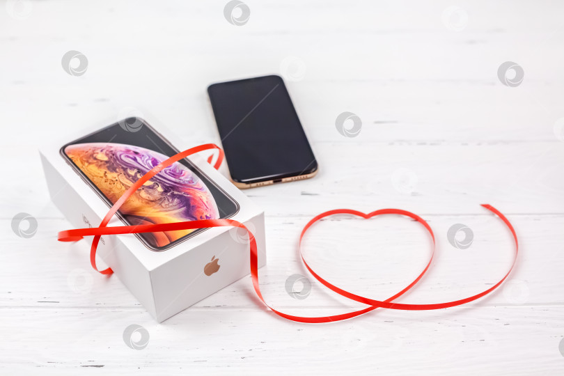 Скачать Коробка Apple iPhone XS и красное сердечко на День Святого Валентина фотосток Ozero