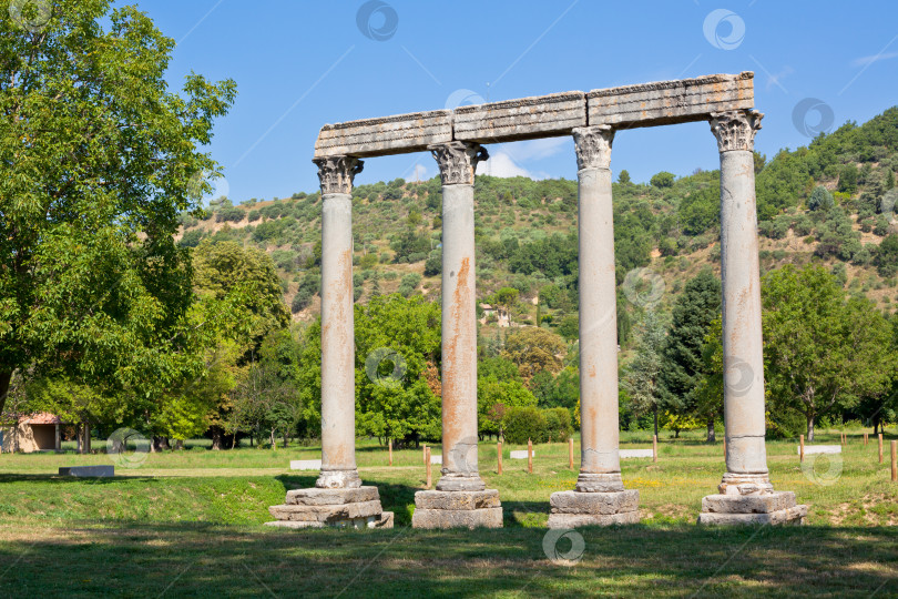 Скачать Древнеримский храм в Ризе, Франция фотосток Ozero