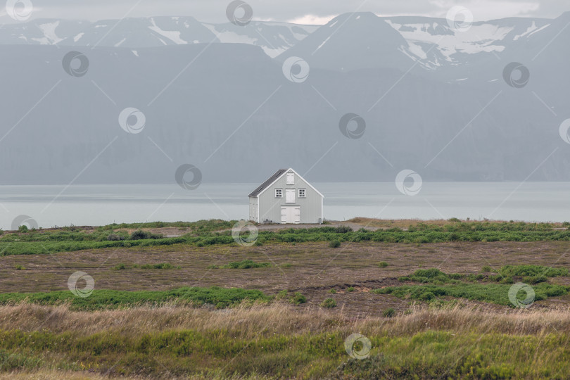Скачать Деревянный дом на побережье в Восточной Исландии фотосток Ozero