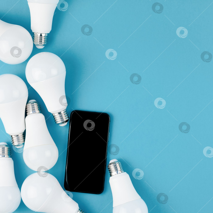 Скачать Светодиодные лампочки и современный макет смартфона фотосток Ozero