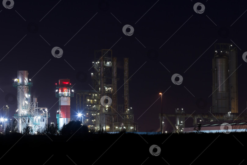 Скачать Ночной вид на нефтеперерабатывающий завод. фотосток Ozero