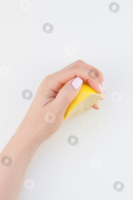 Скачать Женская рука с лимоном фотосток Ozero